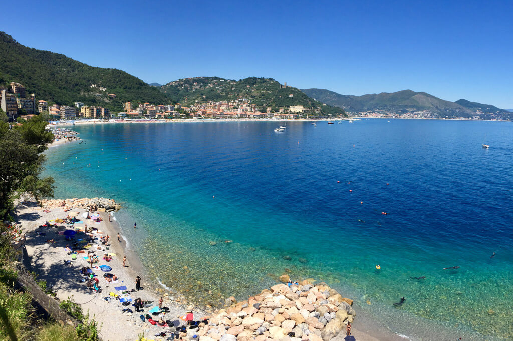 Uitwaaien aan de mooie Ligurische zee
